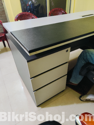 NADIA Manager table with side rack
